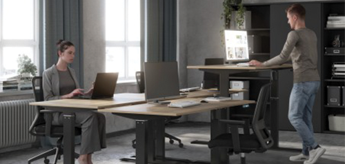 Escritório moderno em Lisboa mobilado com secretárias elevatórias e estantes brancas